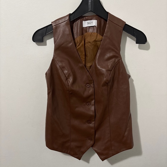 Sleeveless leather vest - Picture 1 of 3